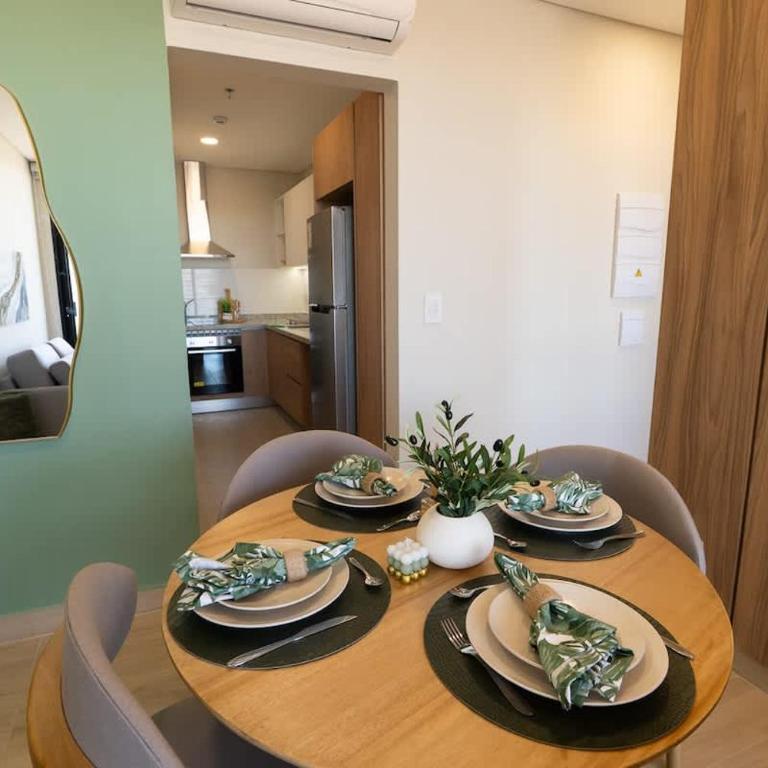 One-Bedroom with Balcony Near Malls Pool and City Views - Apartment - 3