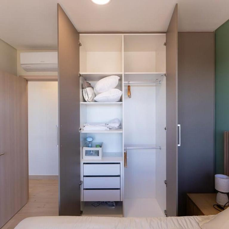 One-Bedroom with Balcony Near Malls Pool and City Views - Apartment - 6