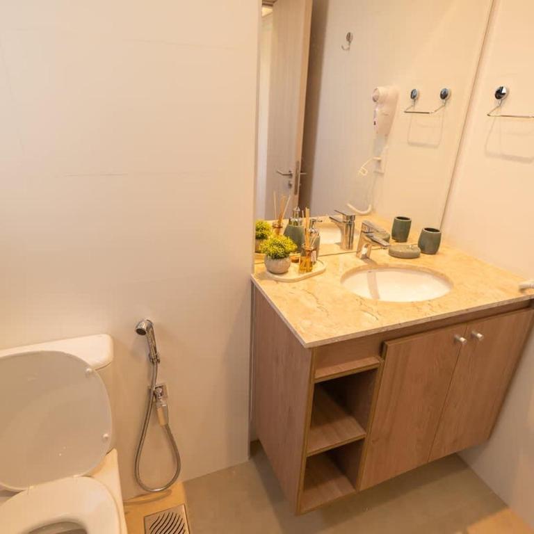 One-Bedroom with Balcony Near Malls Pool and City Views - Apartment - 7