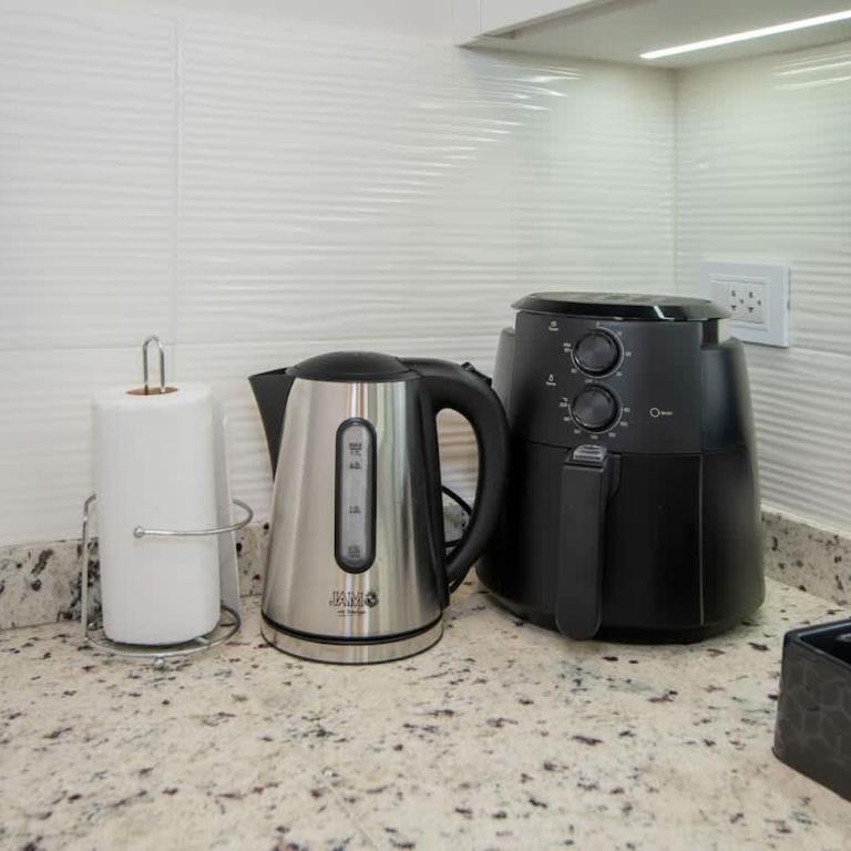 Chic One-Bedroom in a Prime Location with Pool and Gym - Apartamento - 10