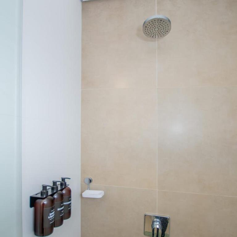 Chic One-Bedroom in a Prime Location with Pool and Gym - Apartamento - 18