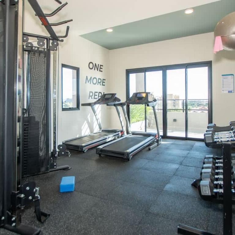 One BR with Balcony Walk to Malls Pool Gym - Apartamento - 18