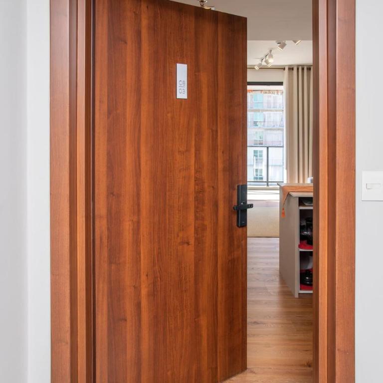 Prime Location One-Bedroom Near the Mall - Apartment - 10
