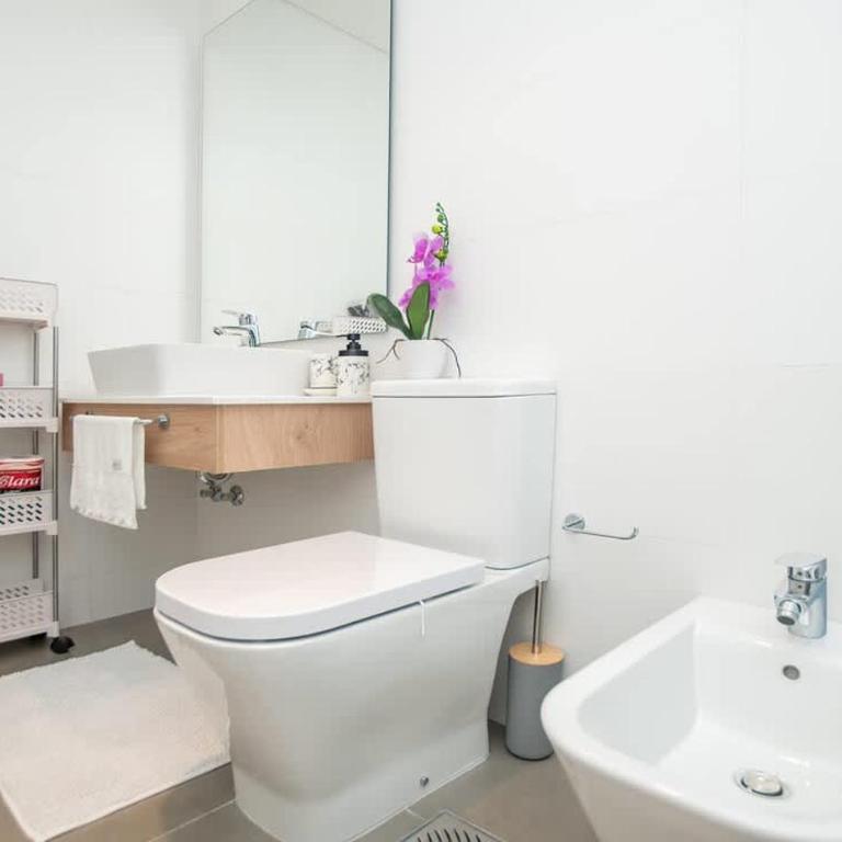 Prime Location One-Bedroom Near the Mall - Apartment - 24