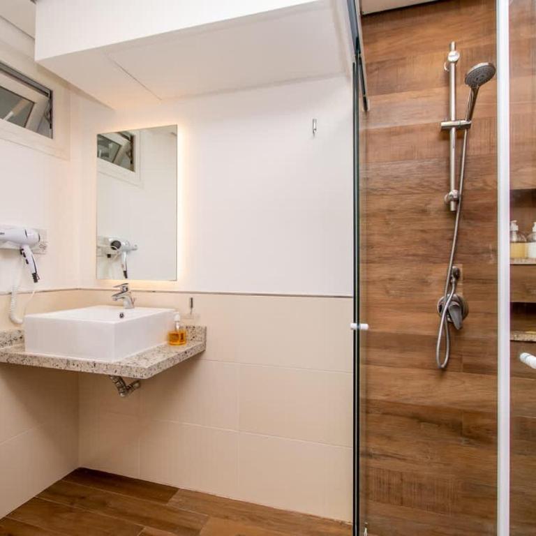 Comfortable One-Bedroom Apartment with Balcony Private BBQ and Free Parking - Apartment - 3