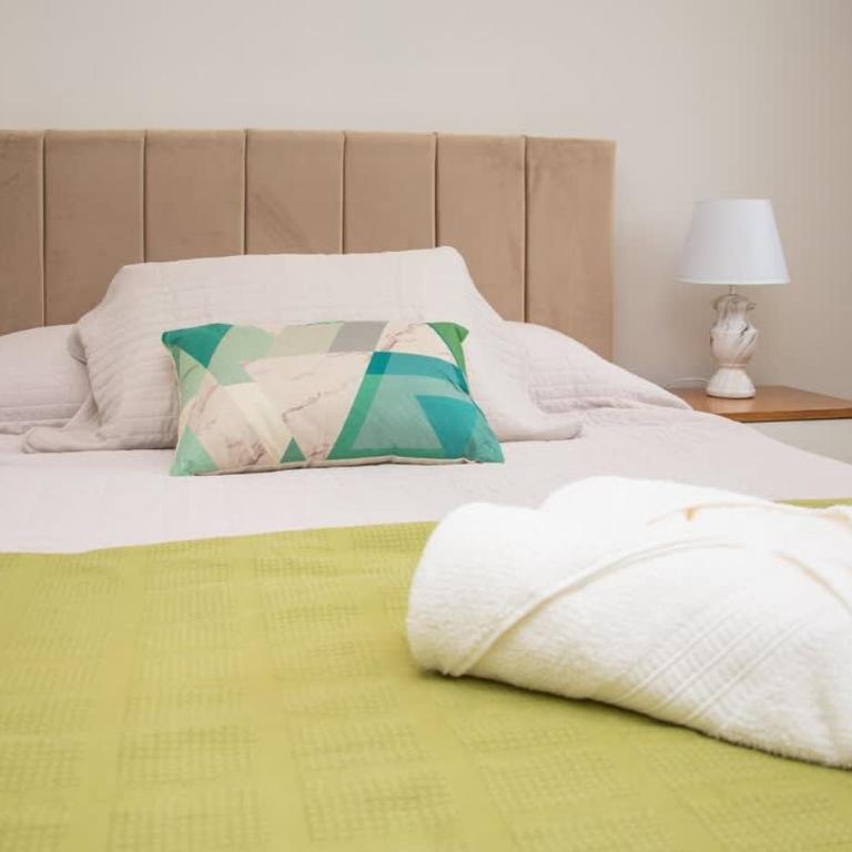 Comfortable One-Bedroom Apartment with Balcony Private BBQ and Free Parking - Apartment - 4