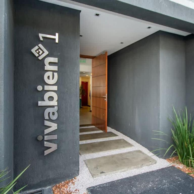 Comfortable One-Bedroom Apartment with Balcony Private BBQ and Free Parking - Apartment - 8