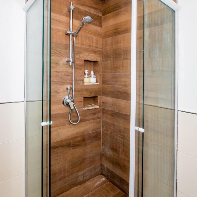 Comfortable One-Bedroom Apartment with Balcony Private BBQ and Free Parking - Apartment - 25