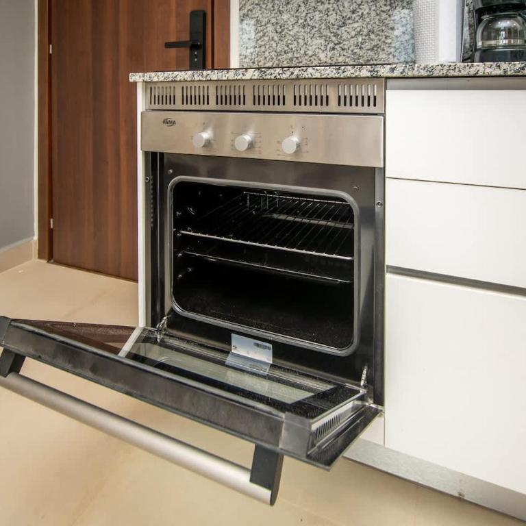 Comfortable One-Bedroom Apartment with Balcony Private BBQ and Free Parking - Apartment - 31