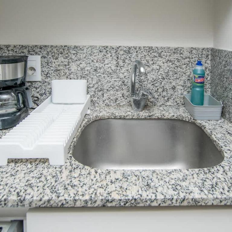 Comfortable One-Bedroom Apartment with Balcony Private BBQ and Free Parking - Apartment - 32