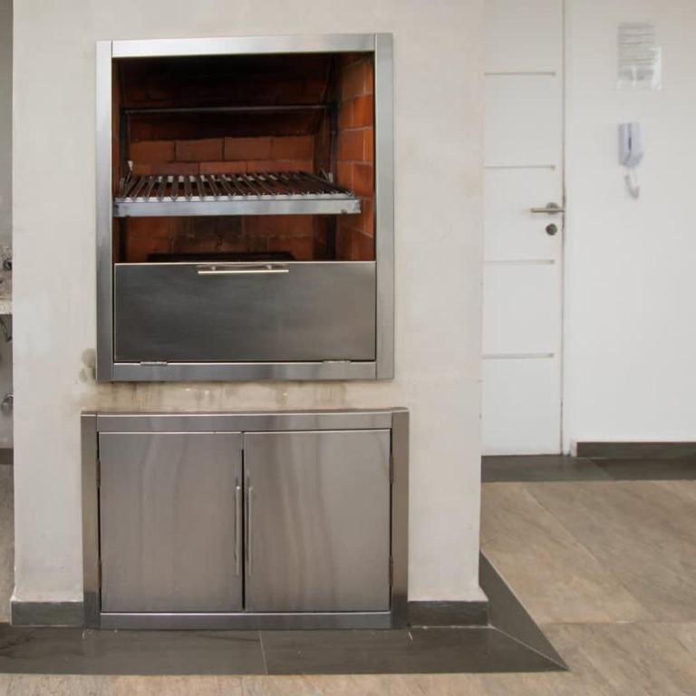 Comfortable One-Bedroom Apartment with Balcony Private BBQ and Free Parking - Apartment - 45