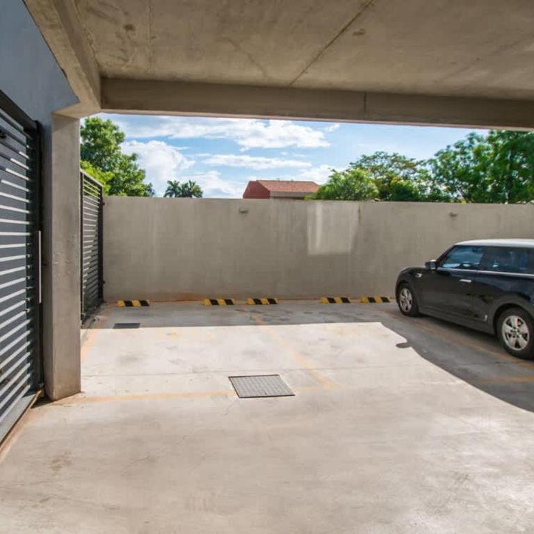 Comfortable One-Bedroom Apartment with Balcony Private BBQ and Free Parking - Apartment - 46