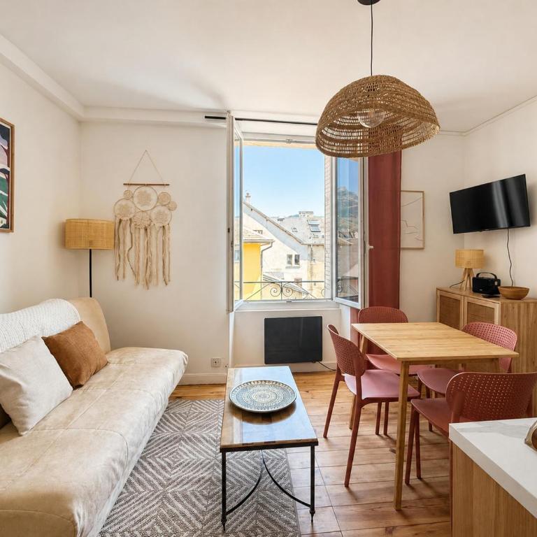 Chambéry centre-ville T2 lumineux, vue montagne - One-Bedroom Apartment - 1