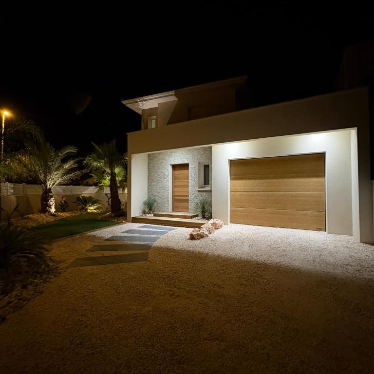 Villa Neuve Jacuzzi - Proche Mer - Famille & Calme - Villa 3 Chambres - 24