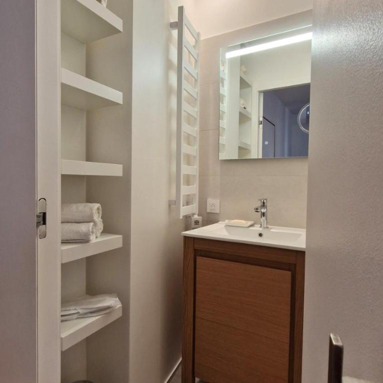 My Peaceful Haven in Center Paris Bastille by lift - One-Bedroom Apartment - 9