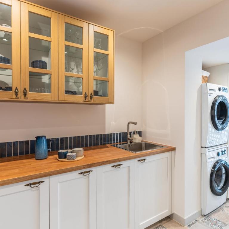 Costalita Beach Residence with Pool, Reserved Garage Parking & Direct Beach Access by Downtown Apartments Spain - Two-Bedroom Apartment with Pool View - 32