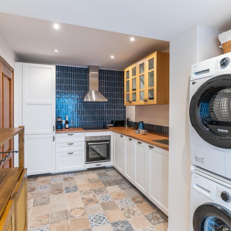 Costalita Beach Residence with Pool, Reserved Garage Parking & Direct Beach Access by Downtown Apartments Spain - Two-Bedroom Apartment with Pool View - 9