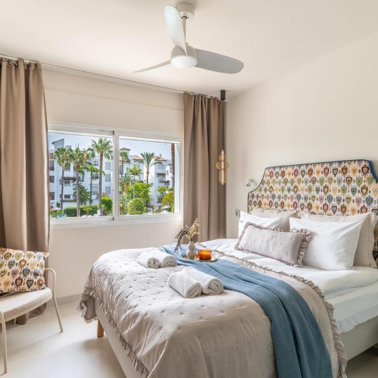 Costalita Beach Residence with Pool, Reserved Garage Parking & Direct Beach Access by Downtown Apartments Spain - Two-Bedroom Apartment with Pool View - 22