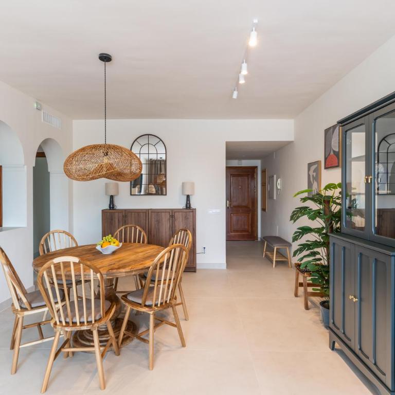 Costalita Beach Residence with Pool, Reserved Garage Parking & Direct Beach Access by Downtown Apartments Spain - Two-Bedroom Apartment with Pool View - 16