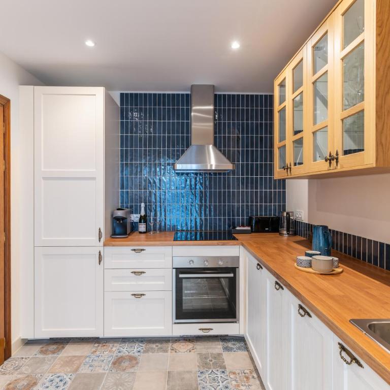 Costalita Beach Residence with Pool, Reserved Garage Parking & Direct Beach Access by Downtown Apartments Spain - Two-Bedroom Apartment with Pool View - 30
