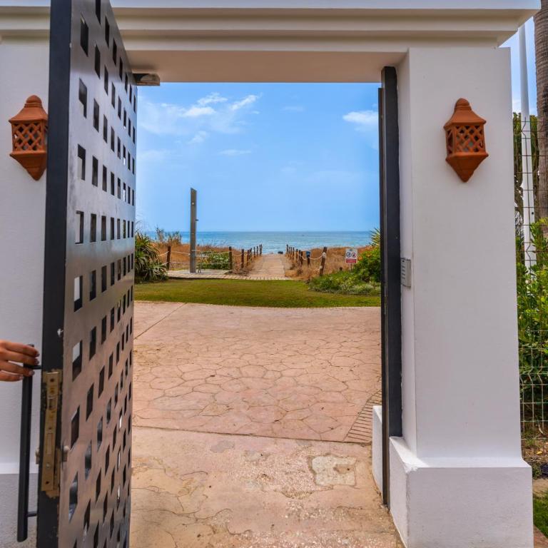 Costalita Beach Residence with Pool, Reserved Garage Parking & Direct Beach Access by Downtown Apartments Spain - Two-Bedroom Apartment with Pool View - 42