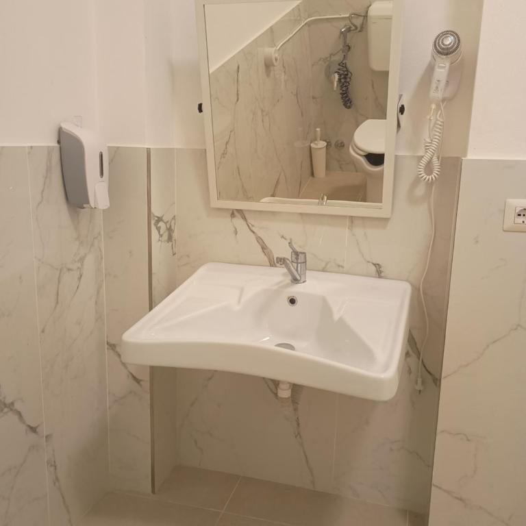 Monkey Hostel Milano - Posto Letto in Dormitorio Femminile con 6 Letti - 22