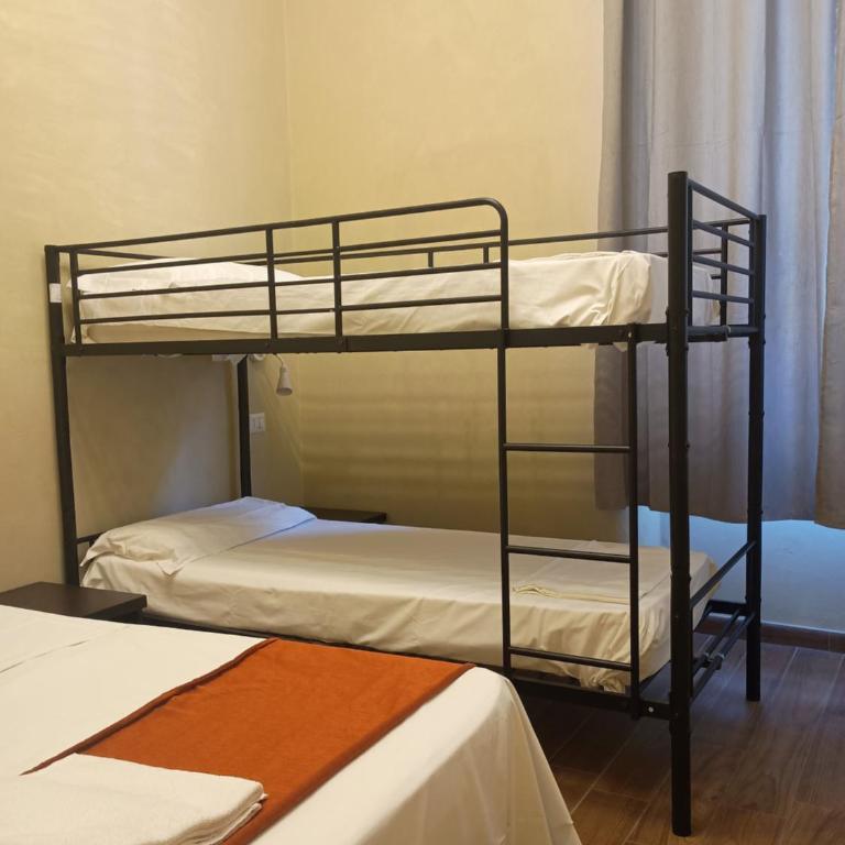 Monkey Hostel Milano - Posto Letto in Dormitorio Femminile con 6 Letti - 25