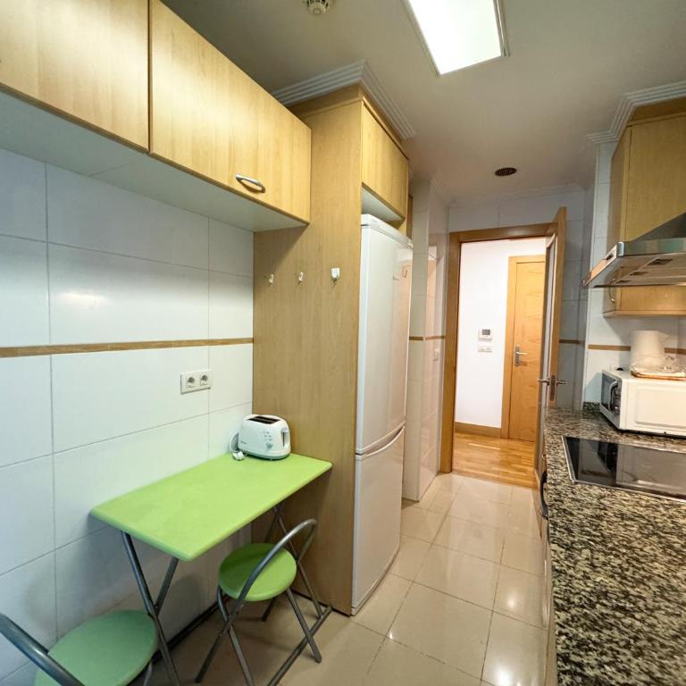 Apt 2 habs en Centro Comercial Gran Via - Apartment - 52
