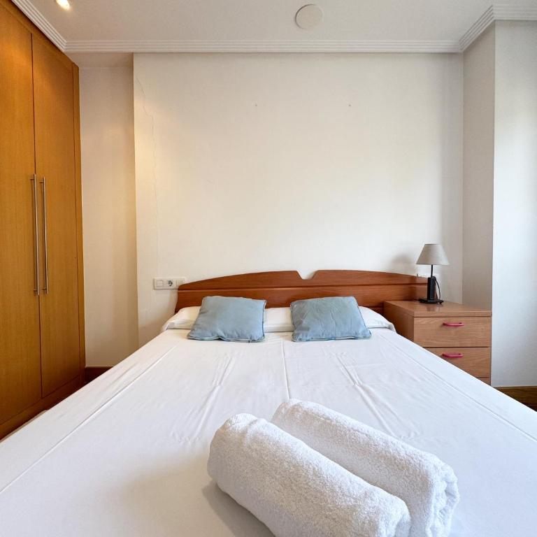 Apt 2 habs en Centro Comercial Gran Via - Apartment - 45