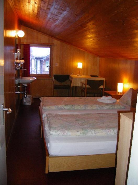Hotel Staubbach - Schlichtes Zimmer im Dachgeschoss mit Gemeinschaftsbad (kein Aufzug) - 7