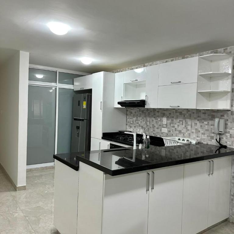 Junto a la playa, moderno y acogedor apartamento - Three-Bedroom Apartment - 1