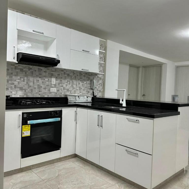 Junto a la playa, moderno y acogedor apartamento - Three-Bedroom Apartment - 5