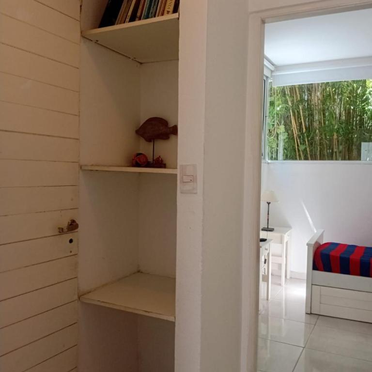 Hermosa casa en Valeria del Mar con parque y pileta - Three-Bedroom Home - 32