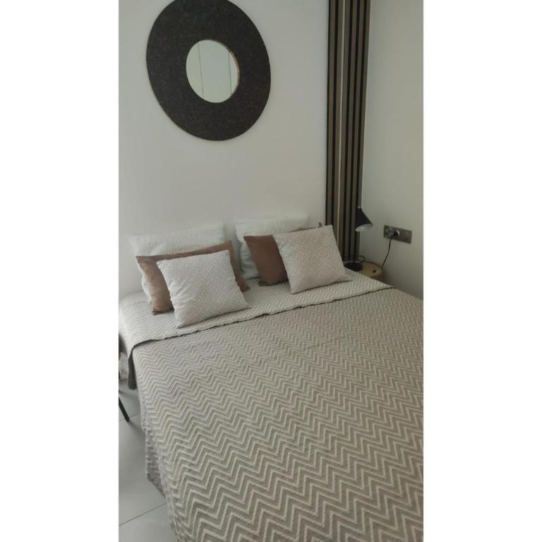 Chic Apartment in Arona near Beach - One-Bedroom Apartment - 12