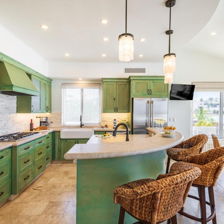 Saltwater Pool Private Villa with Ocean Views and Resort Access - Villa mit privatem Pool - 35