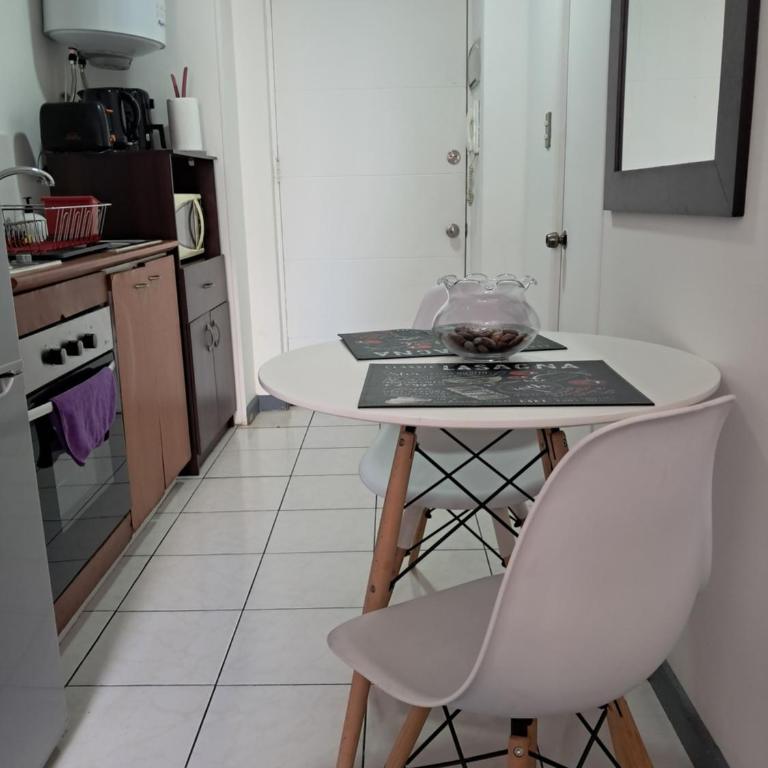 Apartamento equipado con cocina, wifi, baño l Movistar Arenas, Fantasilandia, Santiago centro - One-Bedroom Apartment - 12