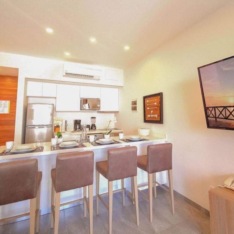 2Br W Dual Pools, Near Beach & 5Th Ave - Two-Bedroom Apartment with Balcony - 5