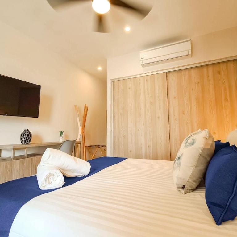 2Br W Dual Pools, Near Beach & 5Th Ave - Two-Bedroom Apartment with Balcony - 17