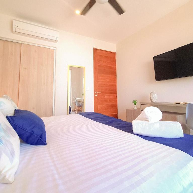 2Br W Dual Pools, Near Beach & 5Th Ave - Two-Bedroom Apartment with Balcony - 22