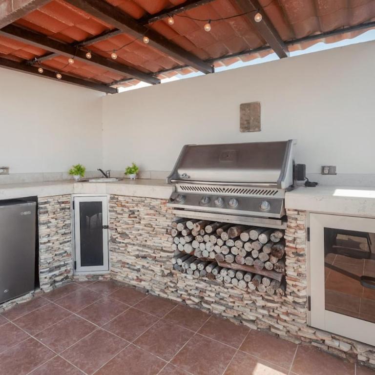 Penthouse Retreat Rooftop, Bbq & Pool - Two-Bedroom Apartment with Balcony - 9