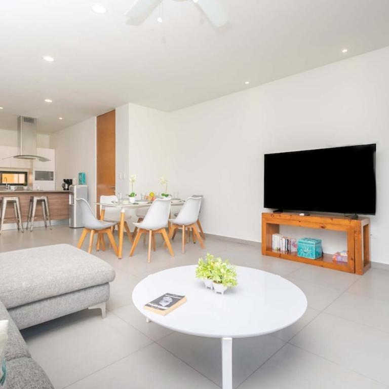 Quiet Condo W Rooftop Pool, Backyard & Parking - Two-Bedroom Apartment with Balcony - 5