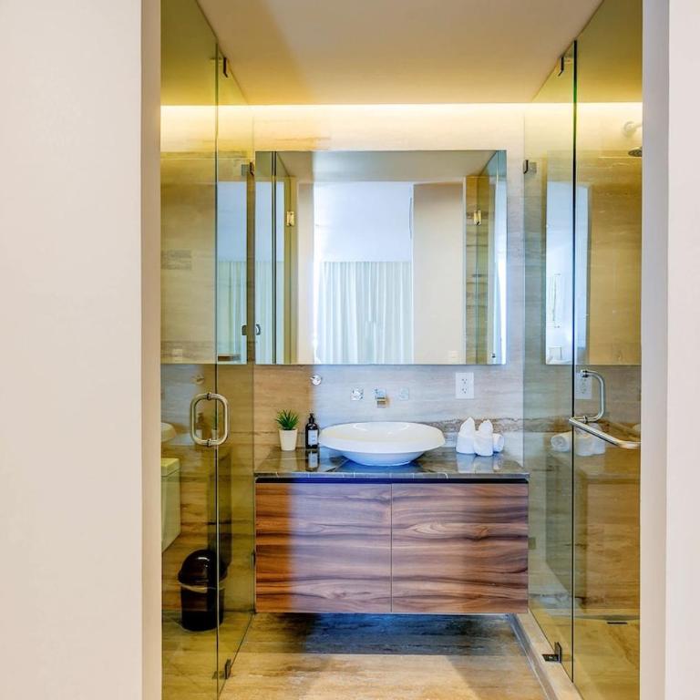 Ocean-View Condo W Rooftop Pool & Gym - Two-Bedroom Apartment - 17