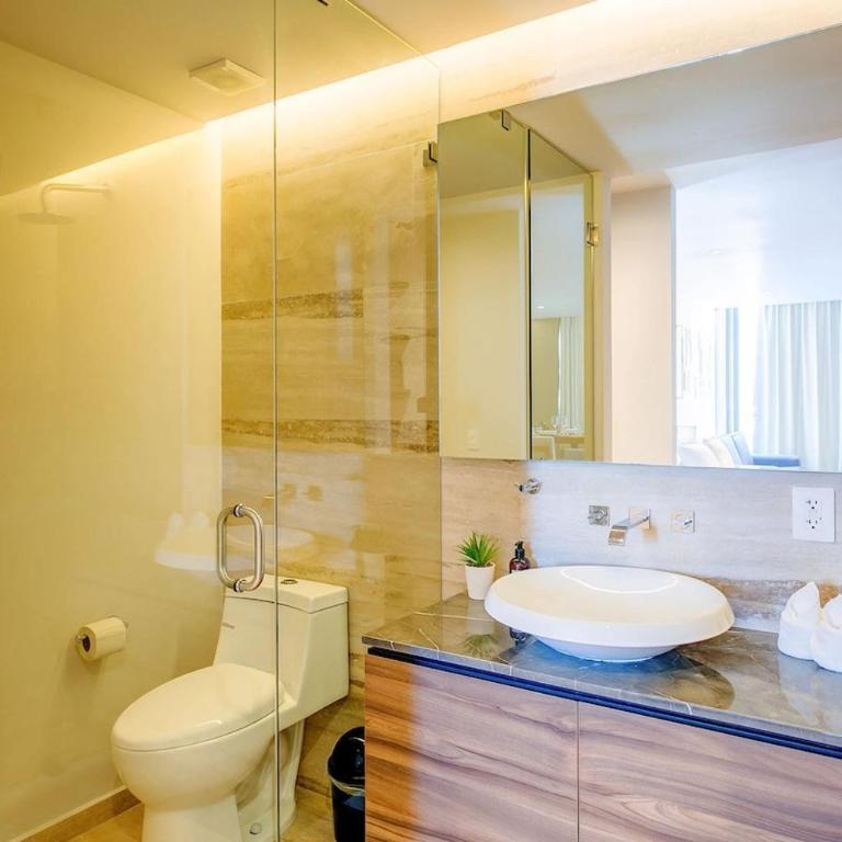 Ocean-View Condo W Rooftop Pool & Gym - Two-Bedroom Apartment - 18