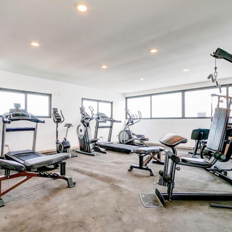 2Br Retreat W Rooftop Pool & Bbq - Two-Bedroom Apartment with Balcony - 5