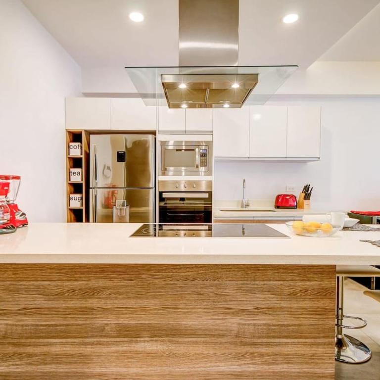 2Br Retreat W Rooftop Pool & Bbq - Two-Bedroom Apartment with Balcony - 14