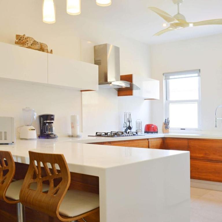 Penthouse Escape W Hot Tub & Bbq Grill - Three-Bedroom Apartment with Balcony - 3