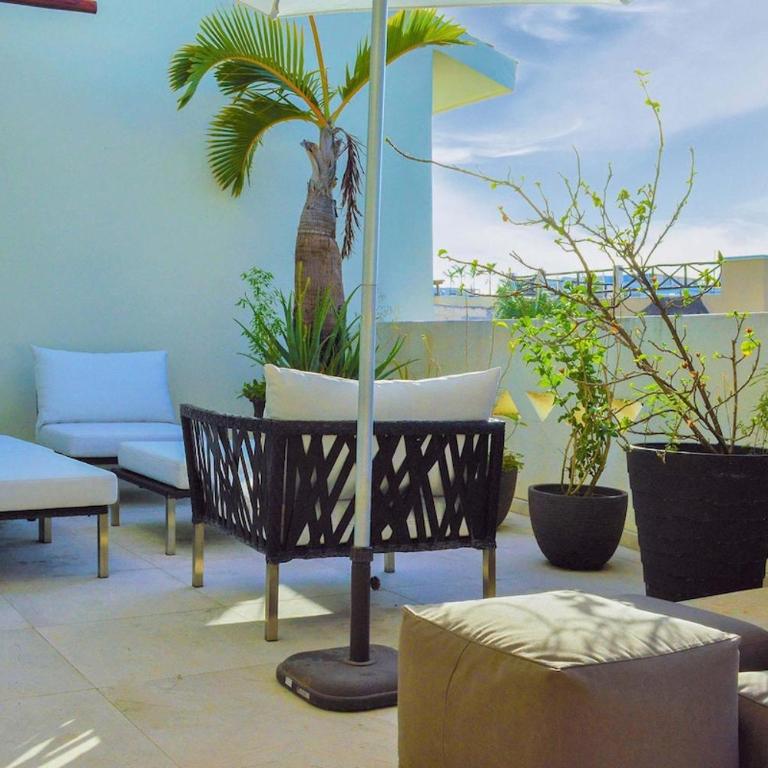 Penthouse Escape W Hot Tub & Bbq Grill - Three-Bedroom Apartment with Balcony - 5