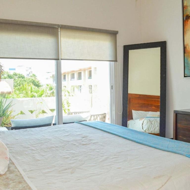 Penthouse Escape W Hot Tub & Bbq Grill - Three-Bedroom Apartment with Balcony - 7