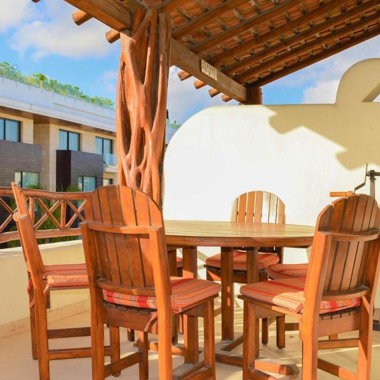 Penthouse Escape W Hot Tub & Bbq Grill - Three-Bedroom Apartment with Balcony - 8