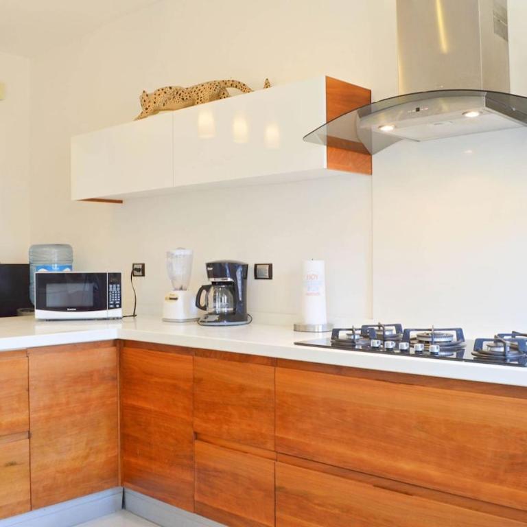 Penthouse Escape W Hot Tub & Bbq Grill - Three-Bedroom Apartment with Balcony - 13
